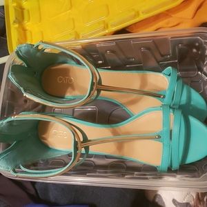 Small heel dress shoes